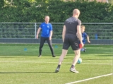 Laatste training S.K.N.W.K. JO8-1 (partijtje tegen de ouders) van maandag 2 juni 2025 (78/123)